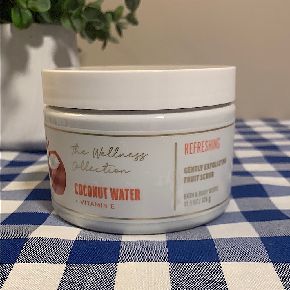 Bath and Body Works Wellness Collection Coconut Water Exfoliating Fruit Scrub